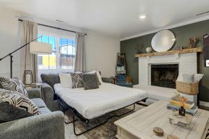Wild Rose Family Retreat with BBQ & Fire Pit
