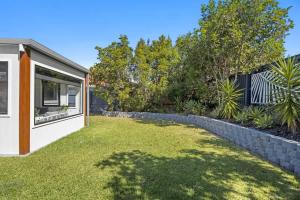 Waves Retreat - Coastal Style Home near Warana Beach