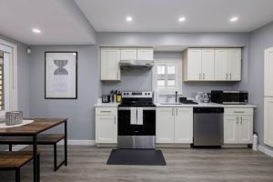 Spacious 4BR Retreat near YVR and DT
