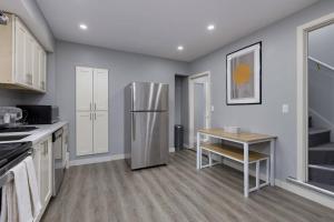 Spacious 4BR Retreat near YVR and DT