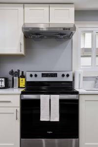 Spacious 4BR Retreat near YVR and DT