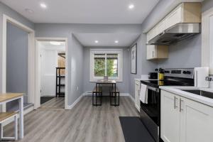 Spacious 4BR Retreat near YVR and DT