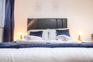 3Bedroom EnSuite SofaBed Sleeps upto 6 Contractors Families Long or Short Stay Free Parking WIFI