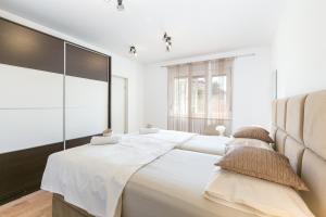 Apartments with parking space Trogir - 23849