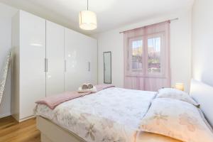 Apartments with parking space Trogir - 23849