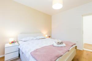 Apartments with parking space Trogir - 23849