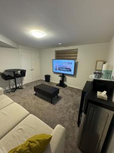 Private luxury Guest Suite in Winnipeg, Separate Entrance and Free Parking