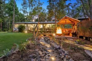 Cockatoo Cottage creekside retreat near Theme Parks and Mount Tamborine