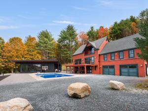 Casita Alta - Woodstock, VT - Main House & Pool House with Private Heated Pool and Mountain Views