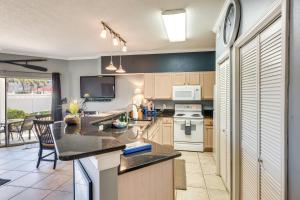 Destin Ground-Level Condo with Private Beach Access