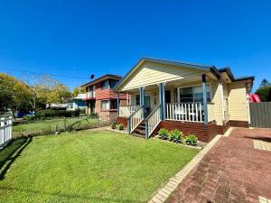 Open Plan Coastal Beauty in Patonga Beach - Pet Friendly