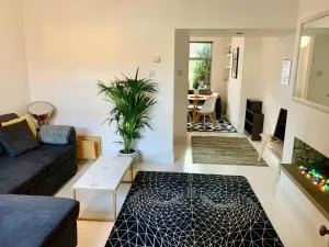 Stylish comfortable home with free parking - 奇德尔