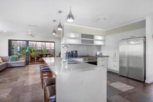 Walk to beach & shops