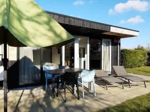 spacious bungalow surrounded large garden - Sint Maartenszee