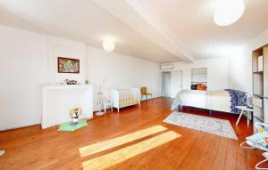 Maisons de vacances Awesome Home In Tonnay-Boutonne : photos des chambres
