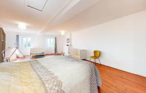 Maisons de vacances Awesome Home In Tonnay-Boutonne : photos des chambres