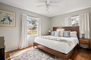 Cozy Coastal Stay Hot Tub & Putting Green