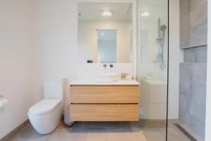 Luxury Avenue Retreat-Sleeps 8, Fireplace, Central, Garage, 4 bedroom, 2 bathroom, BBQ