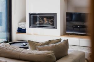 Luxury Avenue Retreat-Sleeps 8, Fireplace, Central, Garage, 4 bedroom, 2 bathroom, BBQ