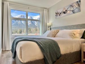 Mountain View Luxury Condo at Banff Entrance