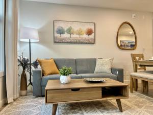 Mountain View Luxury Condo at Banff Entrance