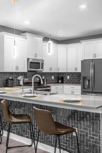 9052SD Newly Furnished 9BR Villa Steps from Clubhouse