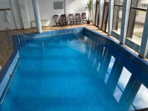 Ski-in Flat Next to Ski Road at Mountain View