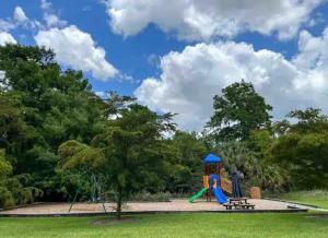 Elegant Naples Escape with Heated Pool, Sauna, Tennis & Pickleball 3 mls to Beach
