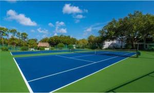 Elegant Naples Escape with Heated Pool, Sauna, Tennis & Pickleball 3 mls to Beach