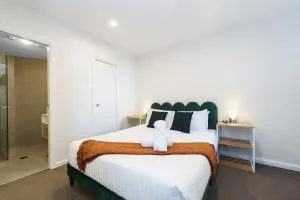 Sophisticated Kingston Retreat Near the Foreshore - Fyshwick