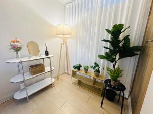 Stay Green, 7 minutes walk from Hongdae Entrance Station and Shinchon Station, spacious separate studio