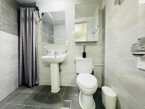 Stay Green, 7 minutes walk from Hongdae Entrance Station and Shinchon Station, spacious separate studio