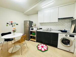 Stay Green, 7 minutes walk from Hongdae Entrance Station and Shinchon Station, spacious separate studio