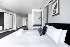 Views for Days - Luxe 4BR Stay with Pool & Hot Tub