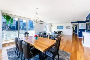 Views for Days - Luxe 4BR Stay with Pool & Hot Tub - Мельбурн