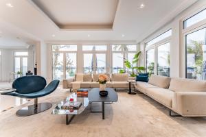 Beachfront 3BR Villa with Private Gym, Pool, Jacuzzi & Workspace, Palm Villa, Palm Jumeirah by Deluxe Holiday Homes