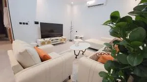 شقة صالة وثلاث غرف وغرفة عاملة - Ar Riḩāb