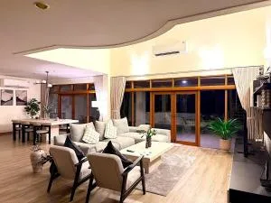 Newly Renovated Modern 3BR Blue Canyon Golf Villa - Ban Muang Mai (1)