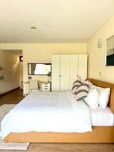 Newly Renovated Modern 3BR Blue Canyon Golf Villa