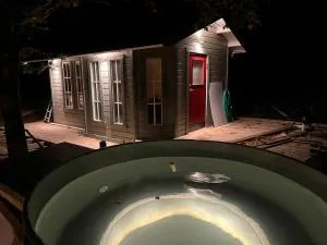 House with hot tub sauna 300 meters to lake Boat included - Åtvidaberg