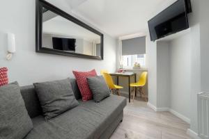 Cozy Studios Mielczarskiego with Mezzanine in Łódź by Noclegi Renters