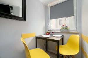 Cozy Studios Mielczarskiego with Mezzanine in Łódź by Noclegi Renters