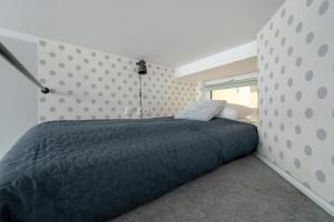 Cozy Studios Mielczarskiego with Mezzanine in Łódź by Noclegi Renters