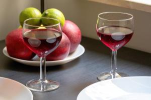 Cozy Studios Mielczarskiego with Mezzanine in Łódź by Noclegi Renters