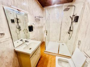 Shabistan Premium Houseboats