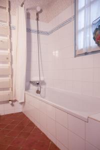 Maisons de vacances House with garden and garage : photos des chambres