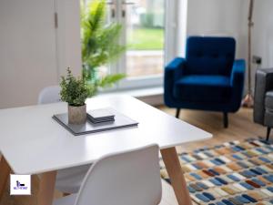 Copper Beech by Alt-Stay - 2 Bed En Suite Contractor, Corporate & Relocation Accommodation near LBA with EV Plug, Parking, King Bed, Workspace, Kitchen, Smart TV and Wi Fi - Long Stay Ready with Weekly and Monthly Rates