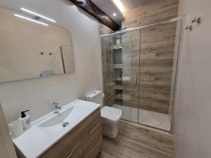 El Patio de Vespasiano-Calera- vistas a la iglesia junto al puerto