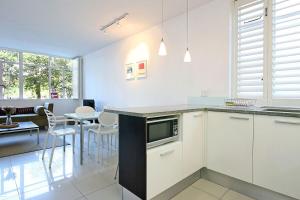 Large 1 Bedroom St Martini apartment at Company Gardens