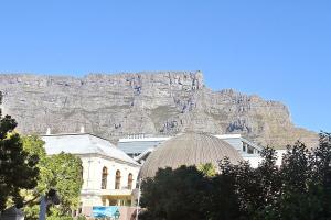 Large 1 Bedroom St Martini apartment at Company Gardens